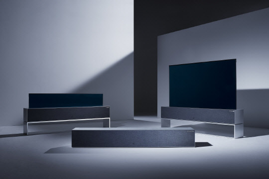 6일 '2019 우수디자인' 대통령상을 받은 LG 시그니처 올레드 R 제품 이미지. 왼쪽 작은 사진은 LG시그니처 제품 라인업.  LG전자 제공